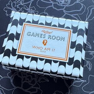 Games Room 'Who Am I?' Quiz - Black and White